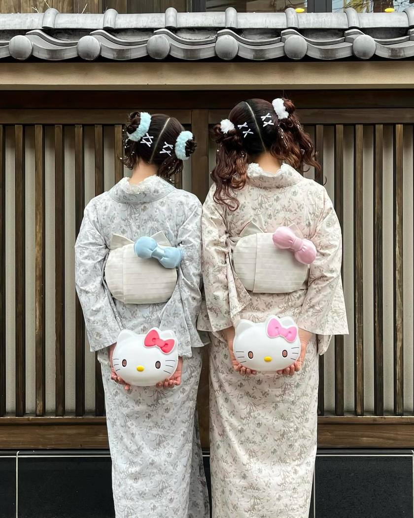 There is a tutorial video🎀 It's cute to tie the yukata obi in a "cat ear knot" and arrange it like Hello Kitty❤️にて紹介している画像