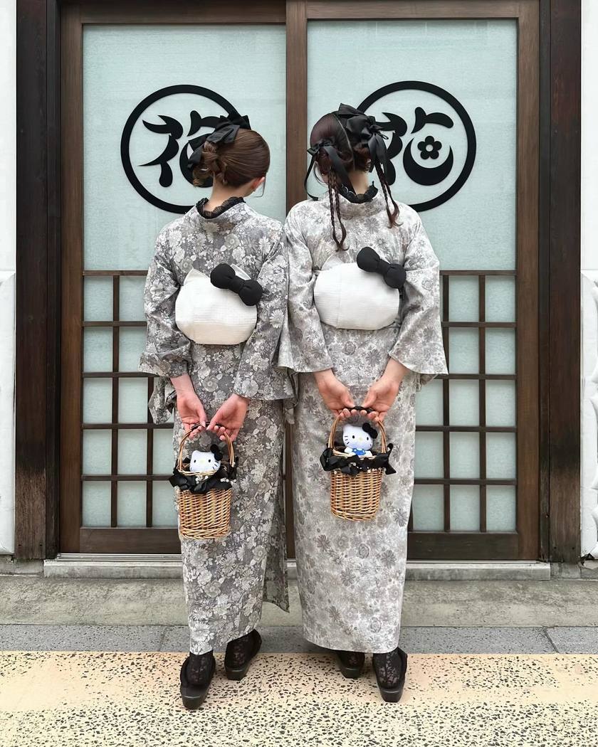 There is a tutorial video🎀 It's cute to tie the yukata obi in a "cat ear knot" and arrange it like Hello Kitty❤️にて紹介している画像