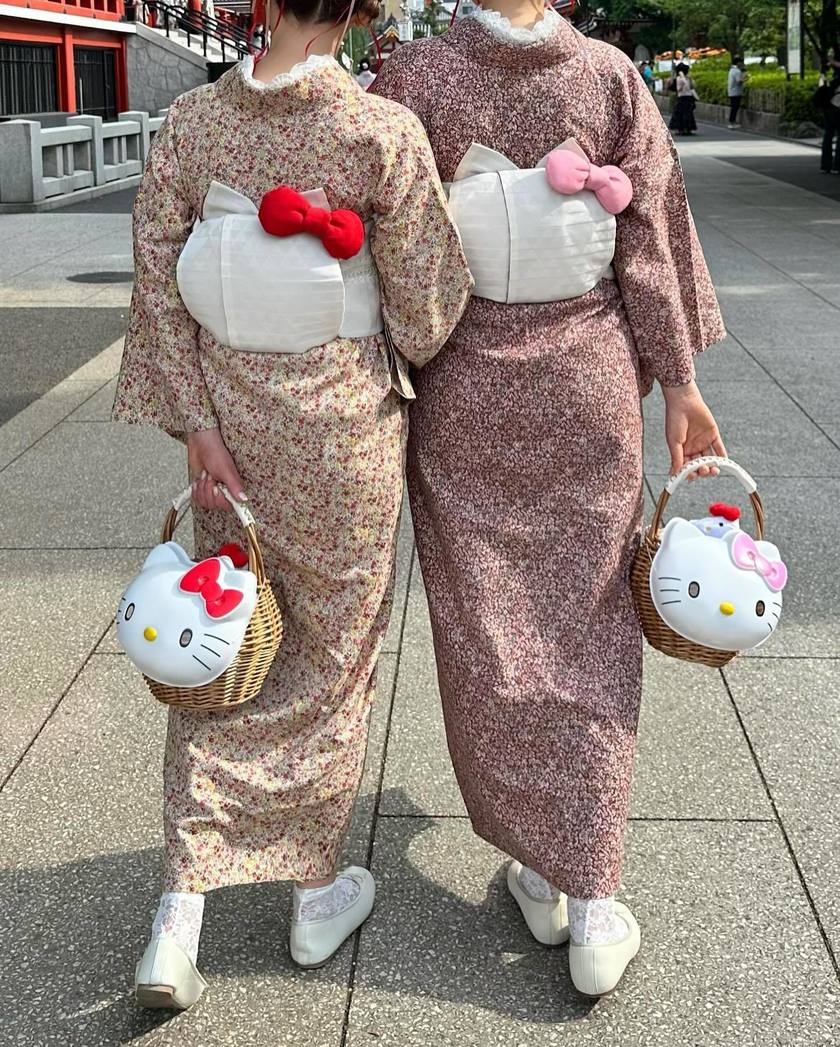 There is a tutorial video🎀 It's cute to tie the yukata obi in a "cat ear knot" and arrange it like Hello Kitty❤️にて紹介している画像
