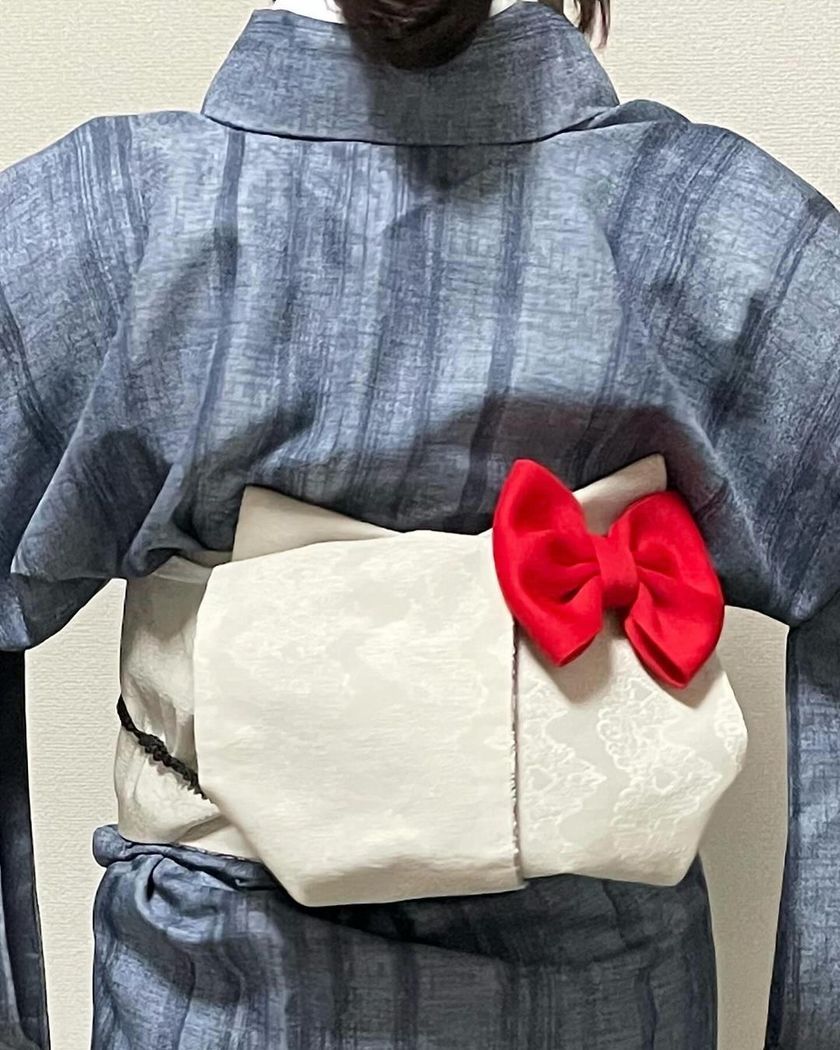 There is a tutorial video🎀 It's cute to tie the yukata obi in a "cat ear knot" and arrange it like Hello Kitty❤️にて紹介している画像