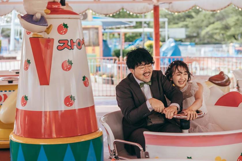 A cute two-story carousel 🎠 Wedding photos at the amusement park "Japan Monkey Park" in Aichi Prefecture 🐵にて紹介している画像
