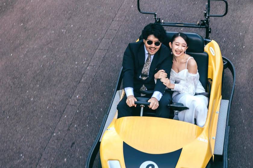 A cute two-story carousel 🎠 Wedding photos at the amusement park "Japan Monkey Park" in Aichi Prefecture 🐵にて紹介している画像