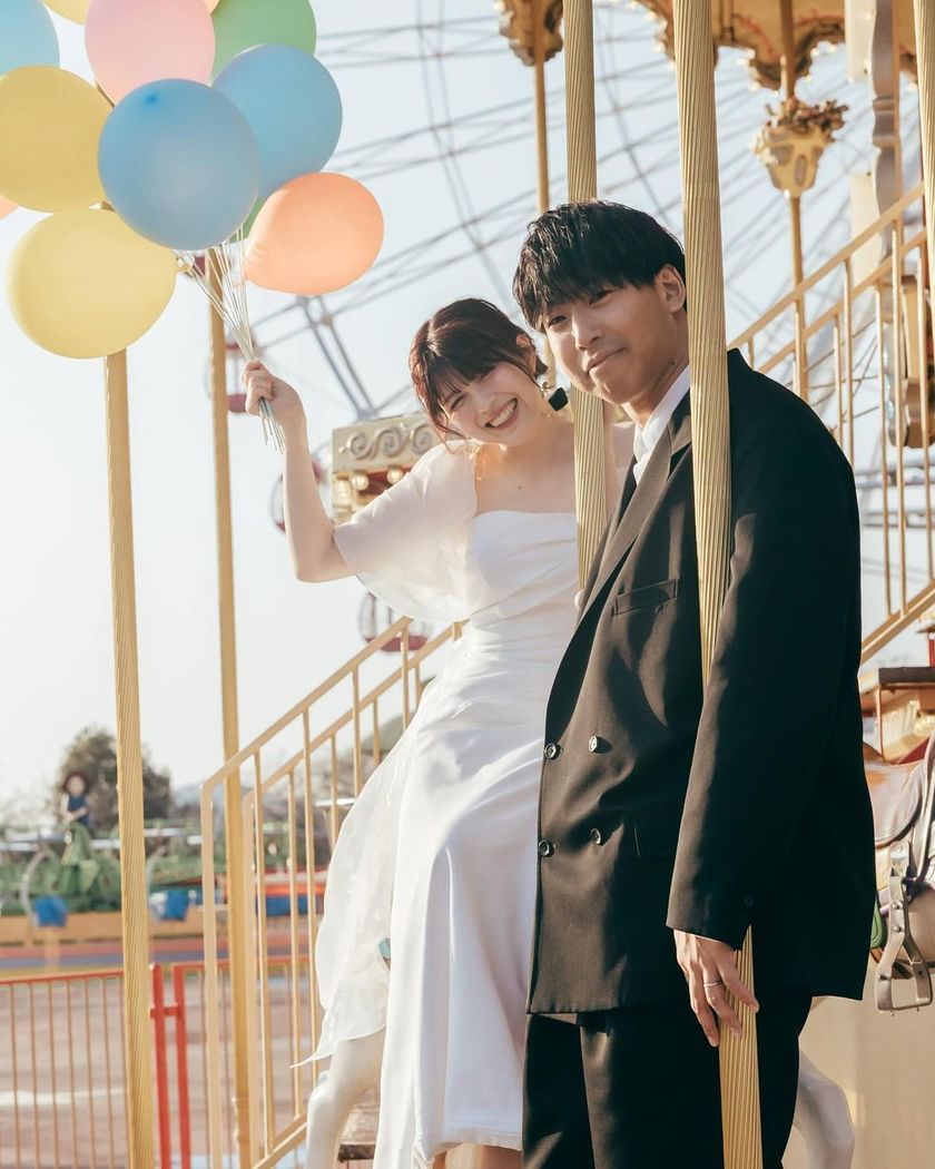 A cute two-story carousel 🎠 Wedding photos at the amusement park "Japan Monkey Park" in Aichi Prefecture 🐵にて紹介している画像