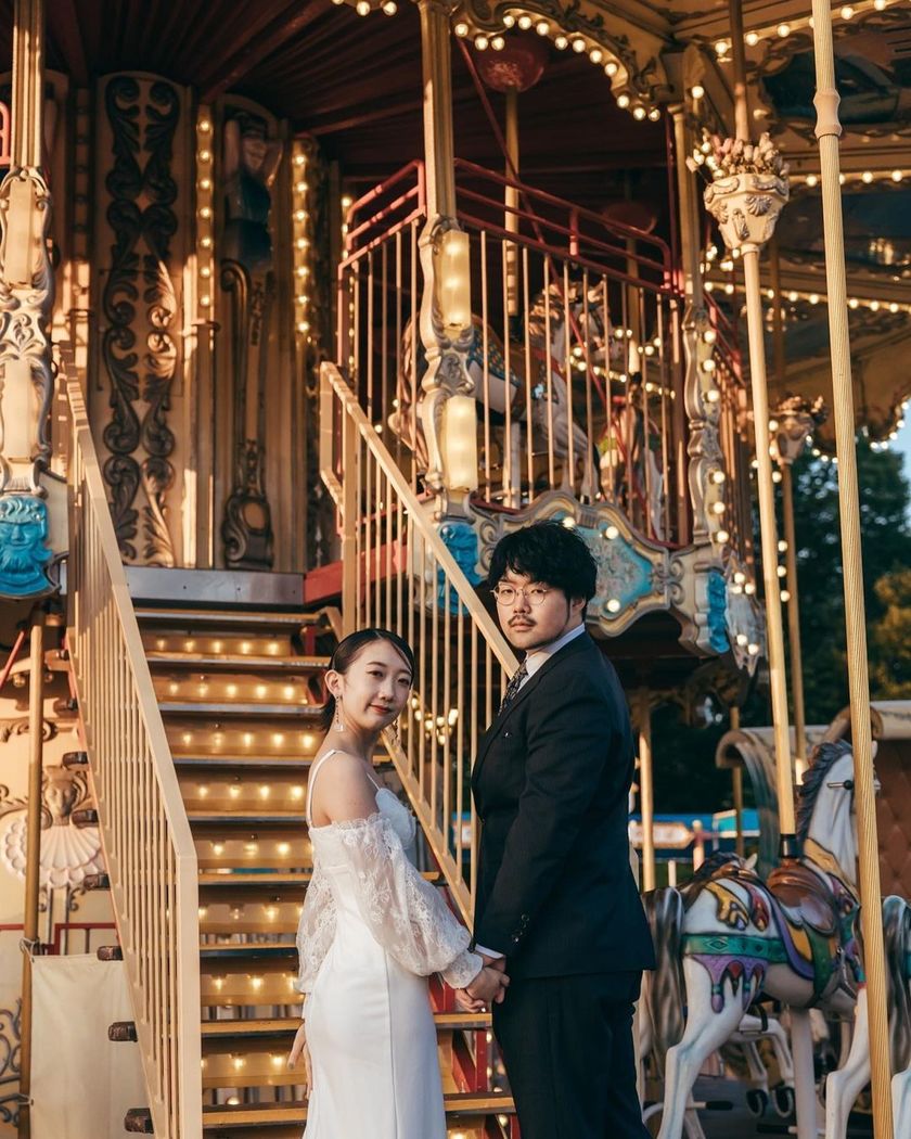A cute two-story carousel 🎠 Wedding photos at the amusement park "Japan Monkey Park" in Aichi Prefecture 🐵にて紹介している画像