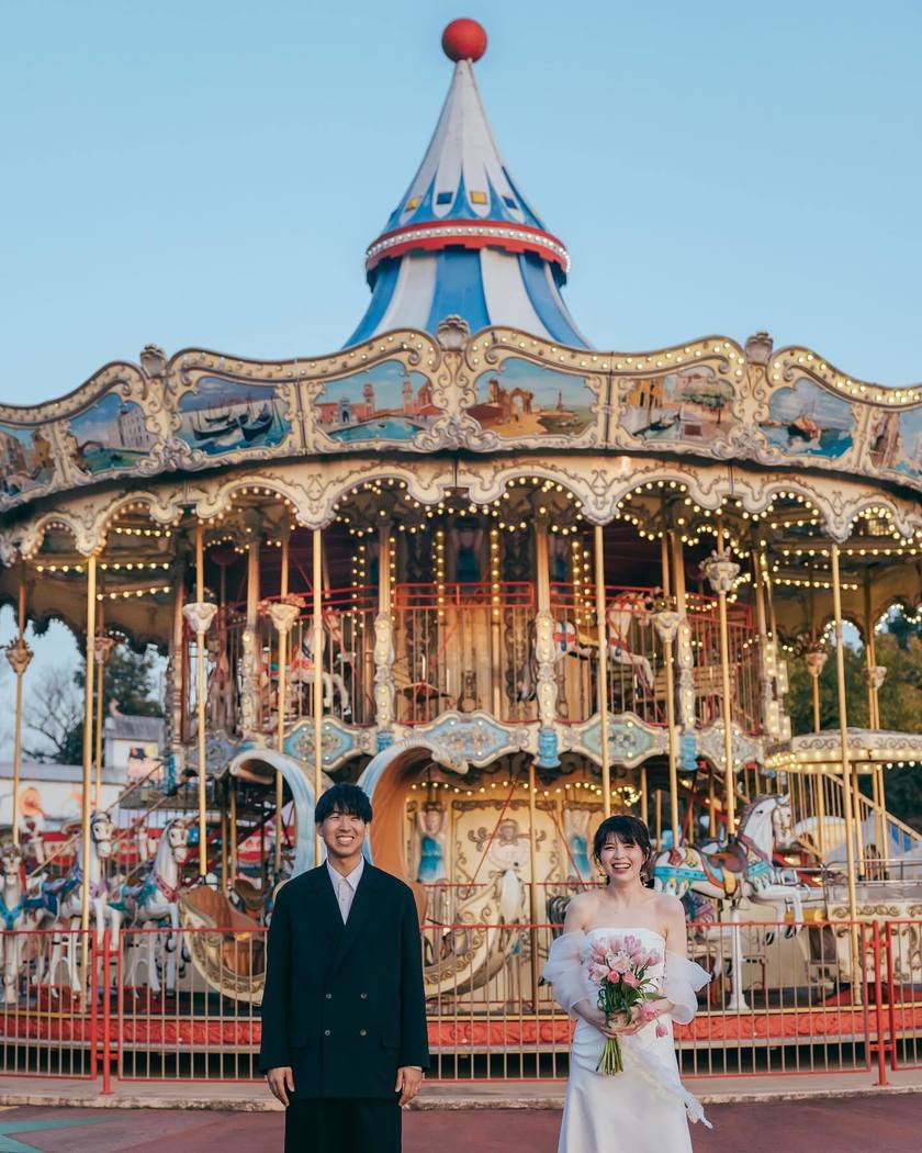 A cute two-story carousel 🎠 Wedding photos at the amusement park "Japan Monkey Park" in Aichi Prefecture 🐵にて紹介している画像