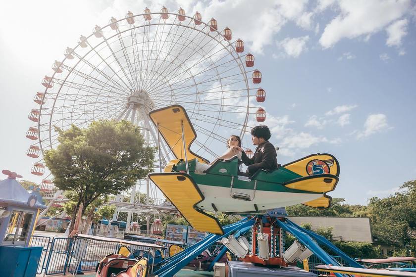 A cute two-story carousel 🎠 Wedding photos at the amusement park "Japan Monkey Park" in Aichi Prefecture 🐵にて紹介している画像