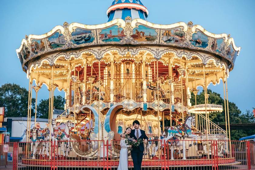 A cute two-story carousel 🎠 Wedding photos at the amusement park "Japan Monkey Park" in Aichi Prefecture 🐵にて紹介している画像