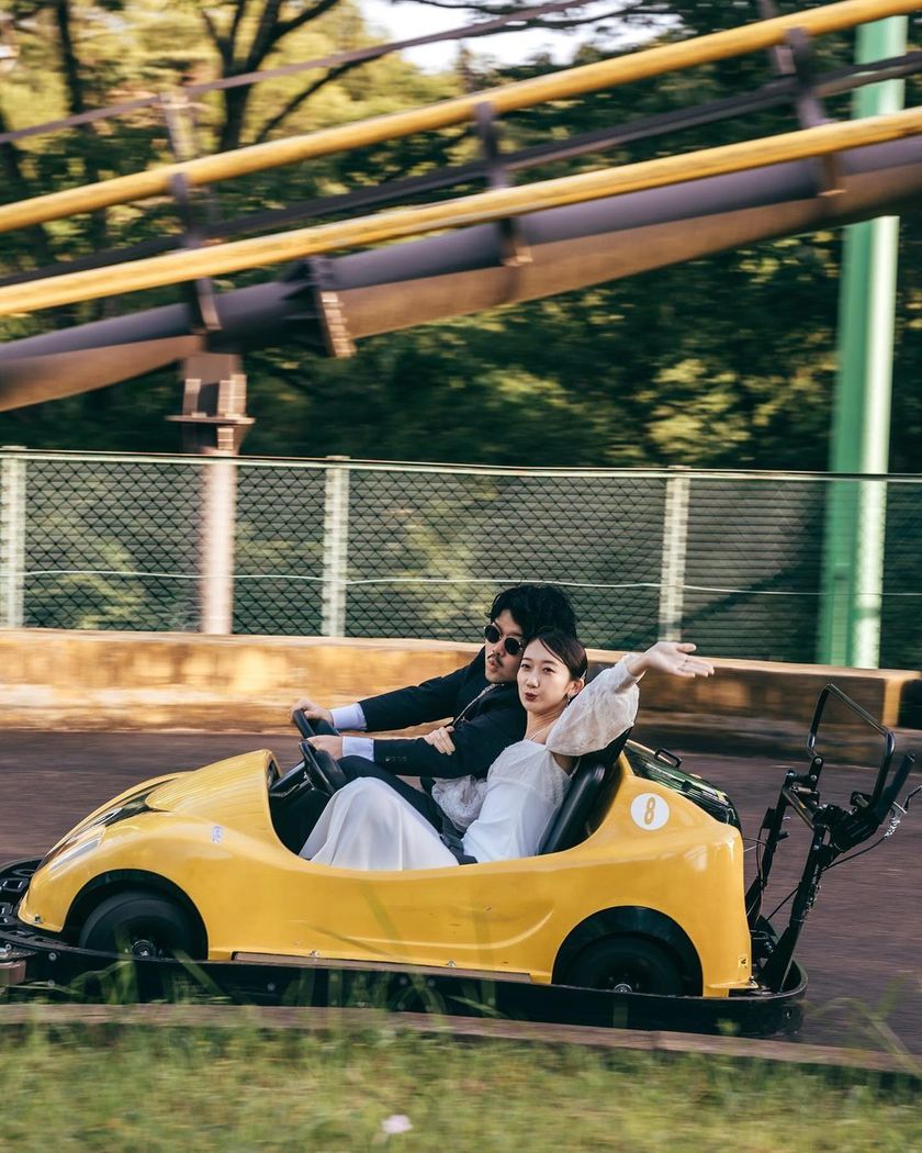A cute two-story carousel 🎠 Wedding photos at the amusement park "Japan Monkey Park" in Aichi Prefecture 🐵にて紹介している画像