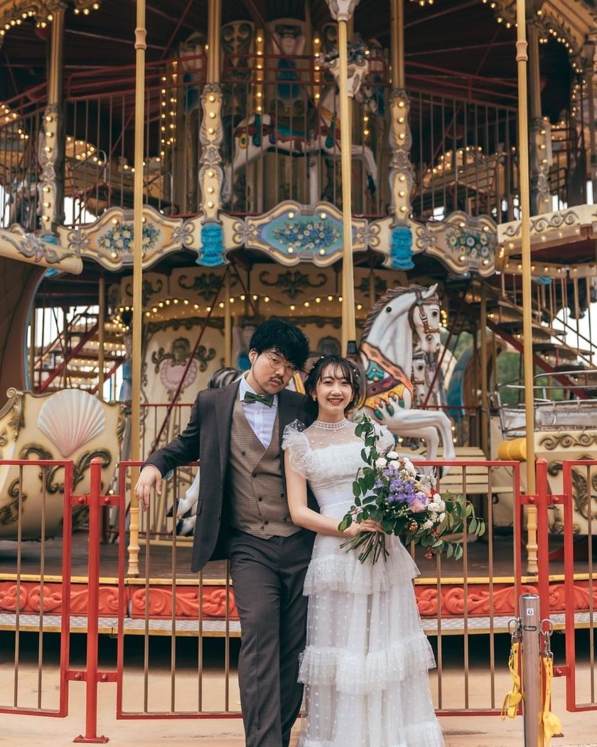 A cute two-story carousel 🎠 Wedding photos at the amusement park "Japan Monkey Park" in Aichi Prefecture 🐵にて紹介している画像