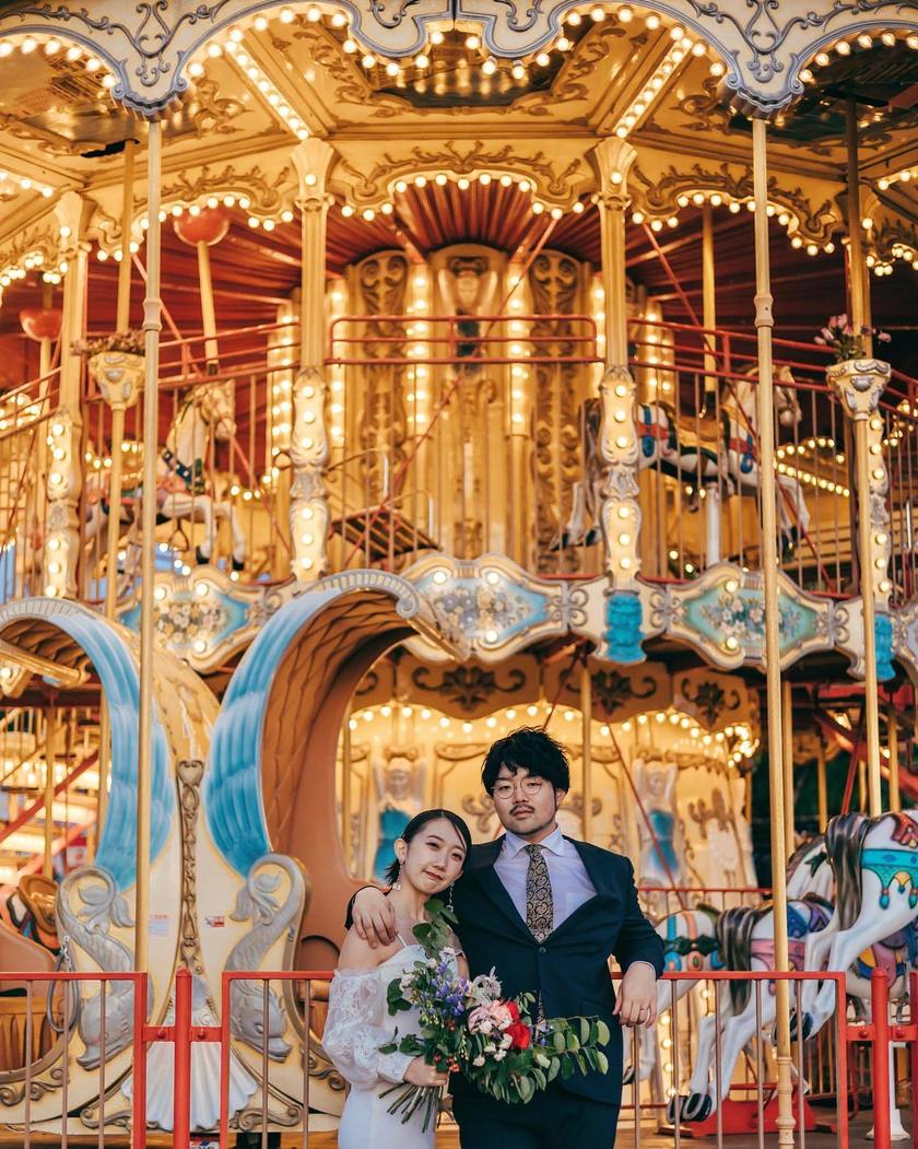 A cute two-story carousel 🎠 Wedding photos at the amusement park "Japan Monkey Park" in Aichi Prefecture 🐵にて紹介している画像