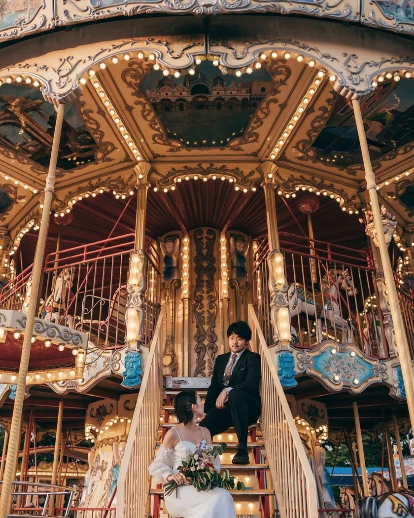 A cute two-story carousel 🎠 Wedding photos at the amusement park "Japan Monkey Park" in Aichi Prefecture 🐵にて紹介している画像