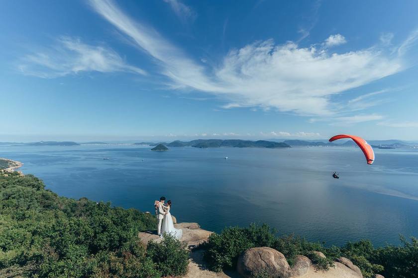 瀬戸内海を望む絶景の大パノラマにニコニコ岩!岡山県「王子が岳」でのウェディングフォト⛰にて紹介している画像