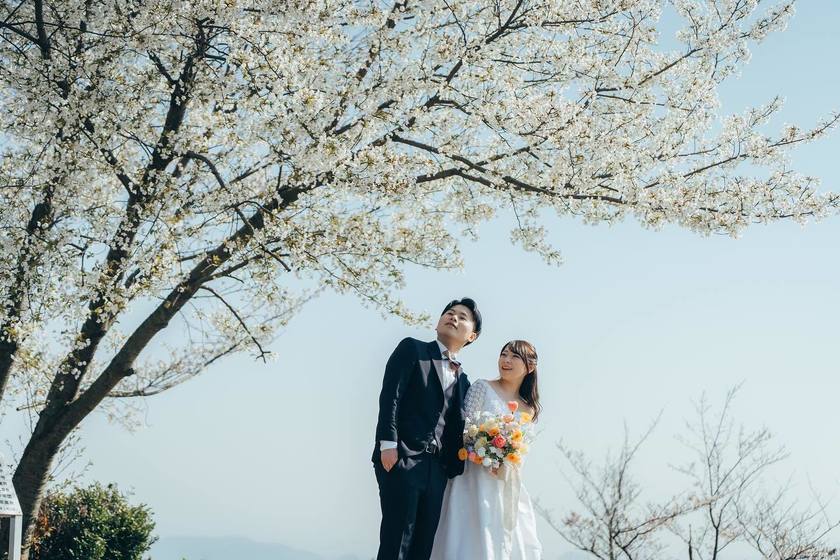 瀬戸内海を望む絶景の大パノラマにニコニコ岩!岡山県「王子が岳」でのウェディングフォト⛰にて紹介している画像