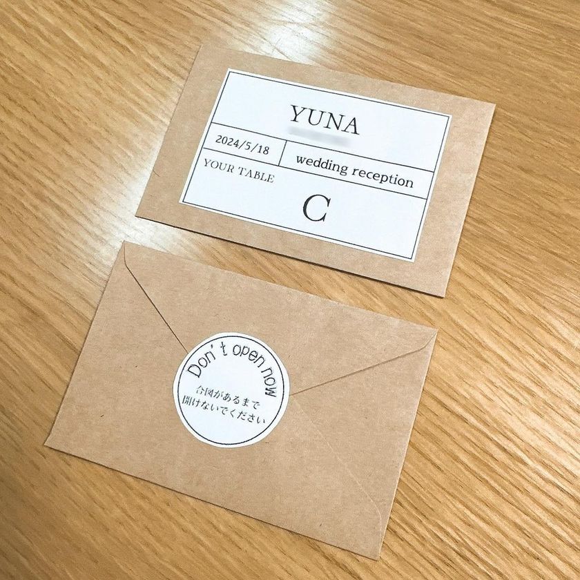 挙式で渡して、披露宴開始まで活用♡エスコートカードとスイッチングレターを兼用にすると便利そう🏷️にて紹介している画像