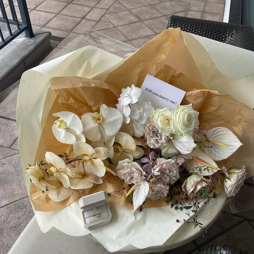 王道の赤いバラの花束以外が増えてる！インスタで見つけた「今どきプロポーズブーケ」特集🌷にて紹介している画像