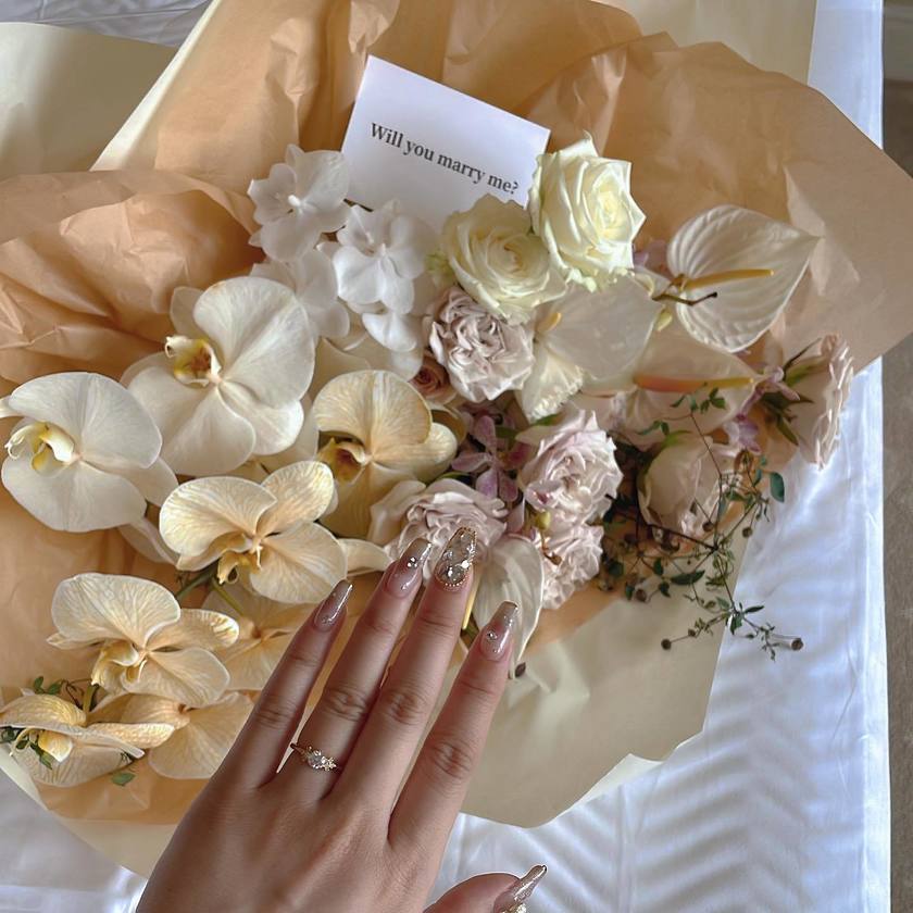 王道の赤いバラの花束以外が増えてる！インスタで見つけた「今どきプロポーズブーケ」特集🌷にて紹介している画像