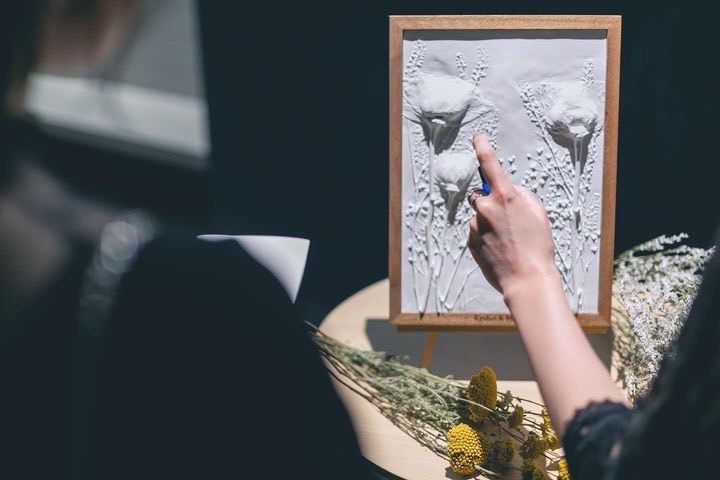 Guests sprinkle the aroma to complete it 🌼 The wedding certificate of the aroma stone is beautiful 🤍にて紹介している画像