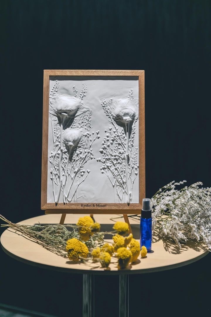 Guests sprinkle the aroma to complete it 🌼 The wedding certificate of the aroma stone is beautiful 🤍にて紹介している画像