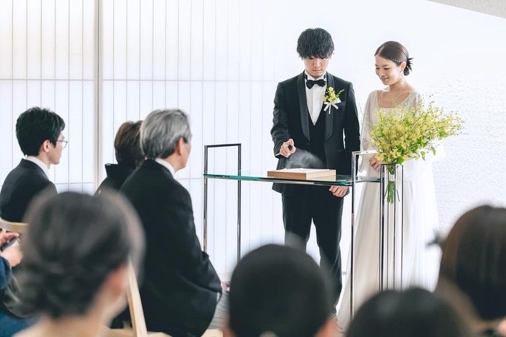 Guests sprinkle the aroma to complete it 🌼 The wedding certificate of the aroma stone is beautiful 🤍にて紹介している画像
