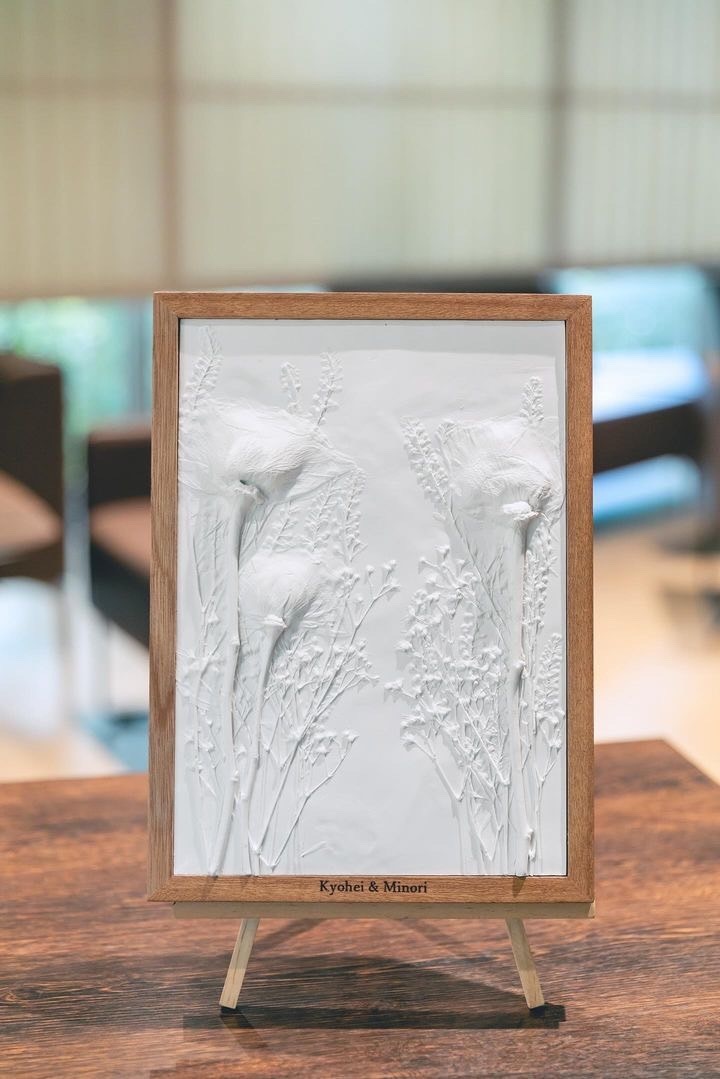 Guests sprinkle the aroma to complete it 🌼 The wedding certificate of the aroma stone is beautiful 🤍にて紹介している画像