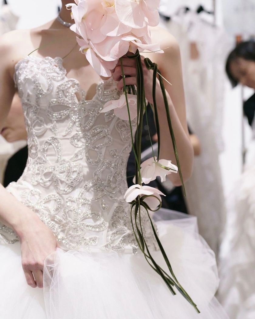 It looks like flowers are floating! I'm curious about the "Shower Bouquet," which ties flowers together with ribbons or fishing line ♡にて紹介している画像