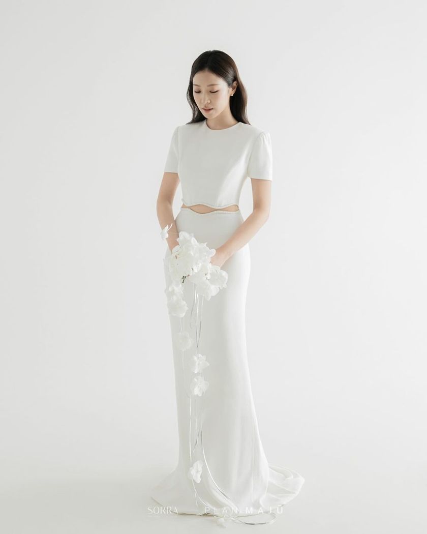 It looks like flowers are floating! I'm curious about the "Shower Bouquet," which ties flowers together with ribbons or fishing line ♡にて紹介している画像