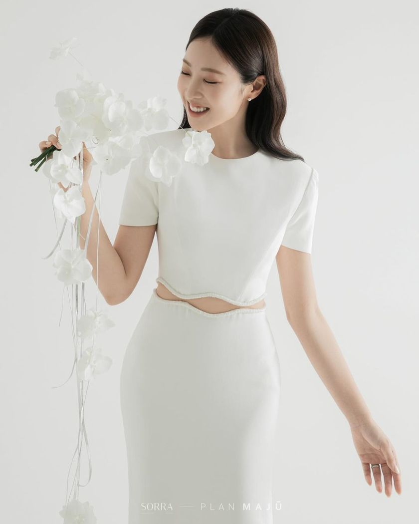 It looks like flowers are floating! I'm curious about the "Shower Bouquet," which ties flowers together with ribbons or fishing line ♡にて紹介している画像