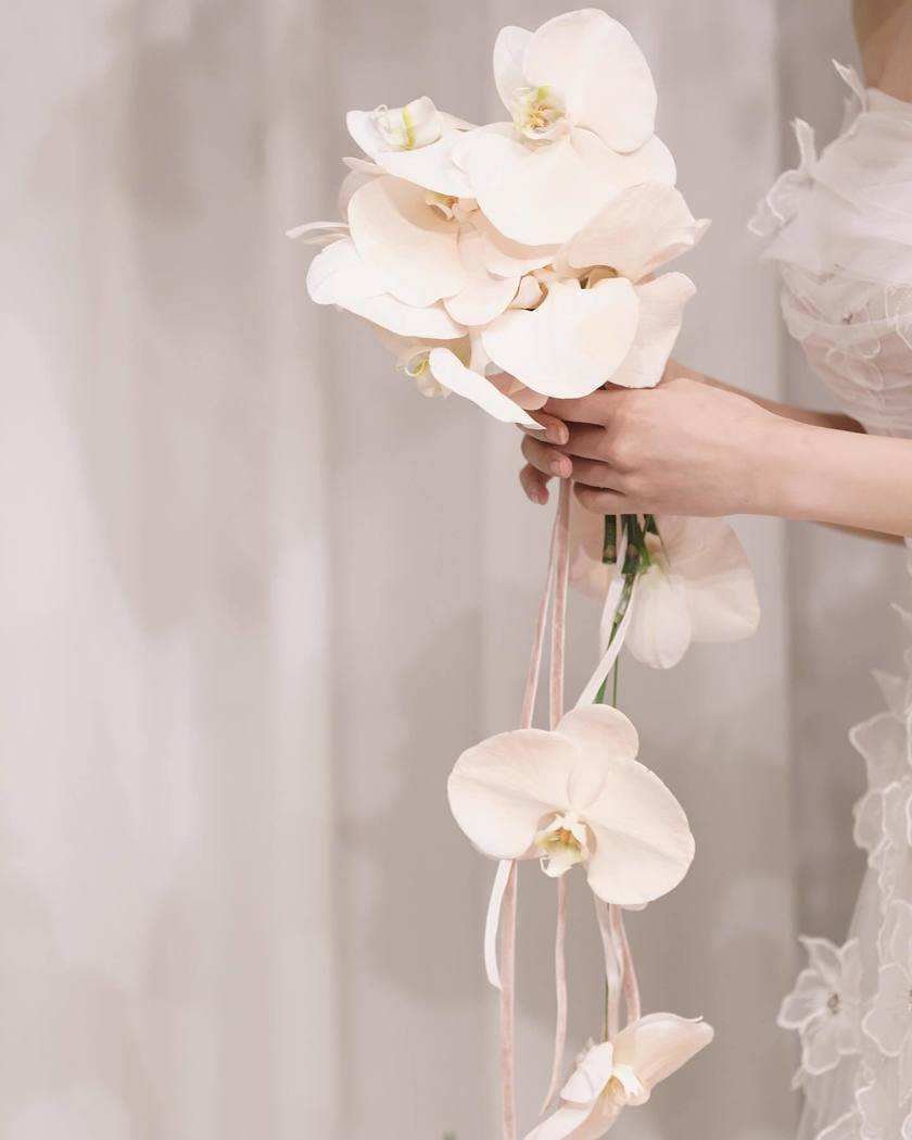 It looks like flowers are floating! I'm curious about the "Shower Bouquet," which ties flowers together with ribbons or fishing line ♡にて紹介している画像