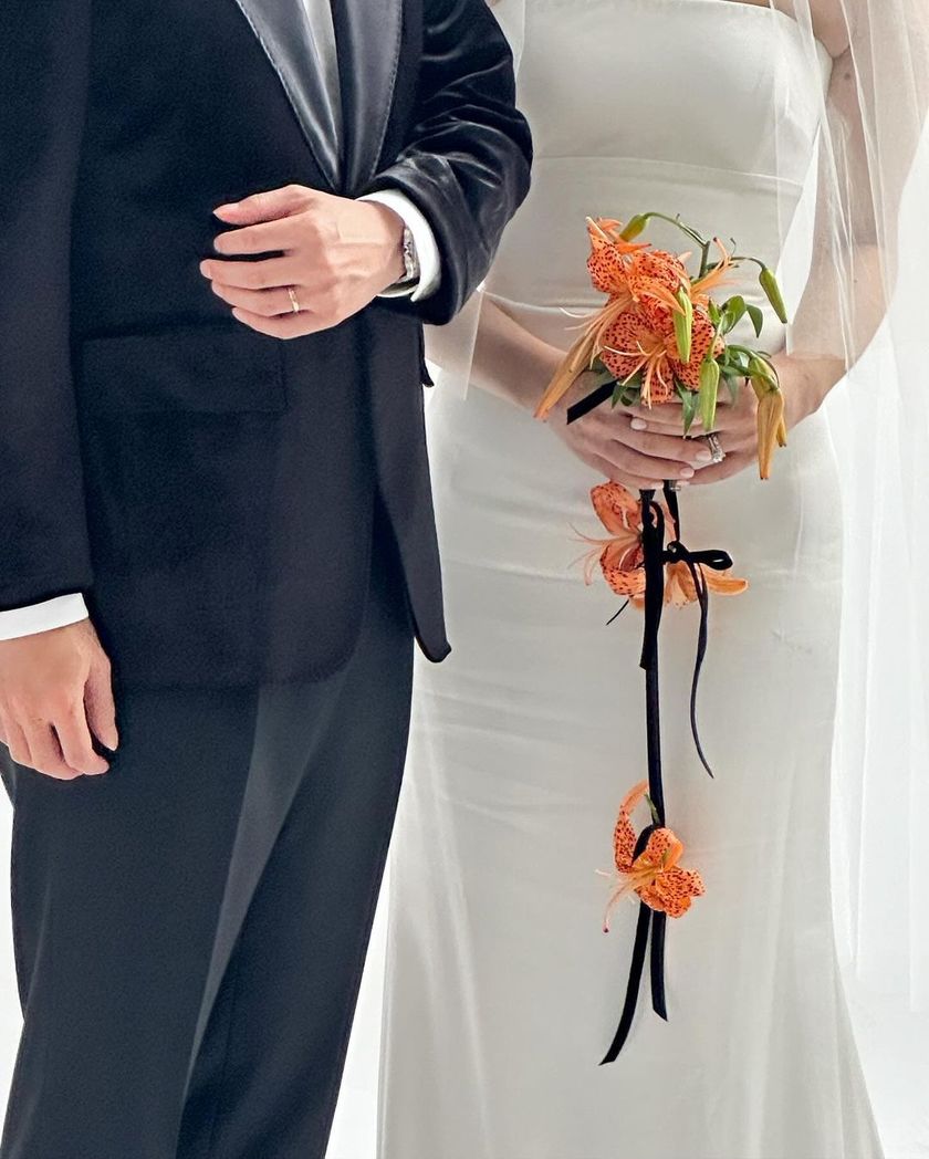 It looks like flowers are floating! I'm curious about the "Shower Bouquet," which ties flowers together with ribbons or fishing line ♡にて紹介している画像