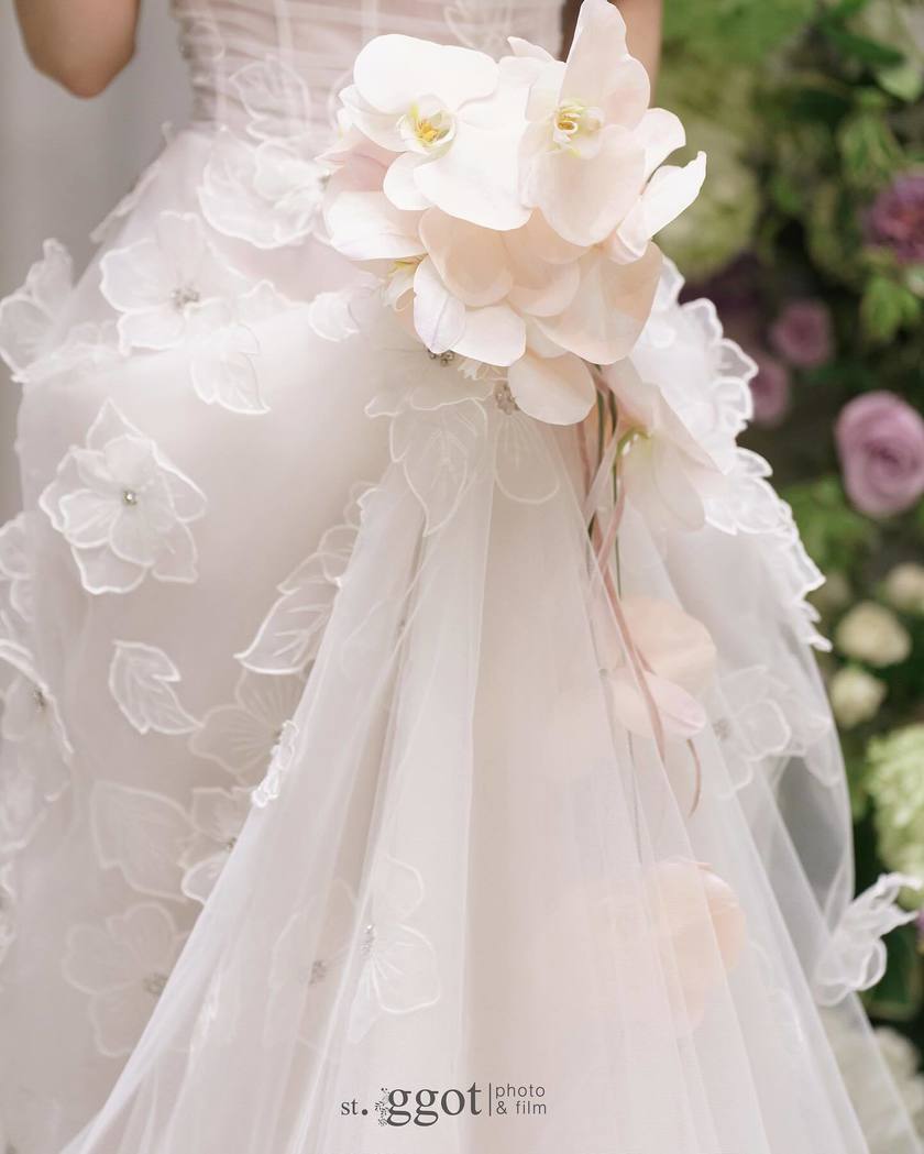 It looks like flowers are floating! I'm curious about the "Shower Bouquet," which ties flowers together with ribbons or fishing line ♡にて紹介している画像