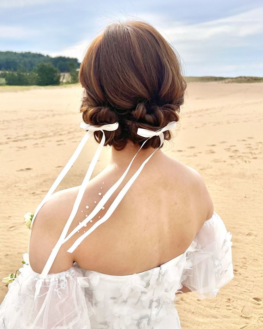 Trend x Trend ♡ A bridal hairstyle with twin chignons tied with ribbons looks like a cute bunny 🐰にて紹介している画像