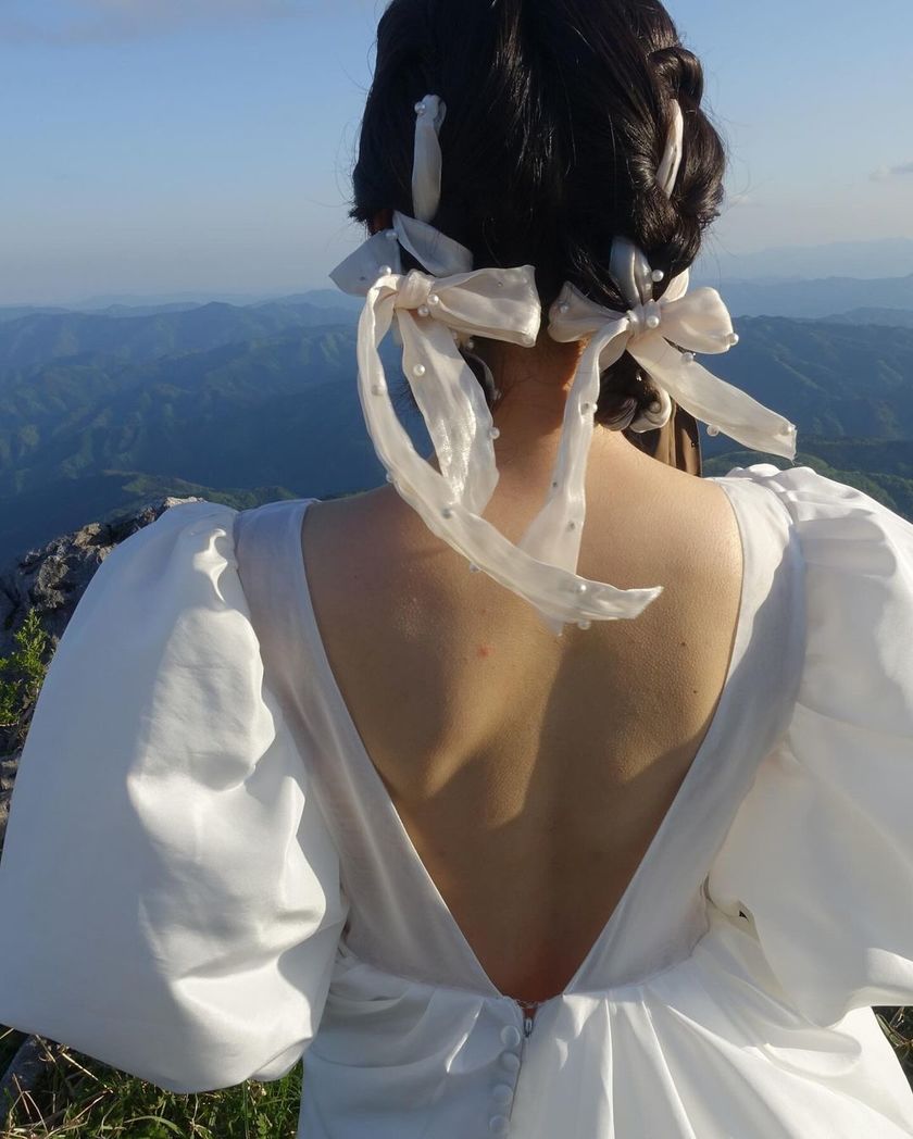 Trend x Trend ♡ A bridal hairstyle with twin chignons tied with ribbons looks like a cute bunny 🐰にて紹介している画像