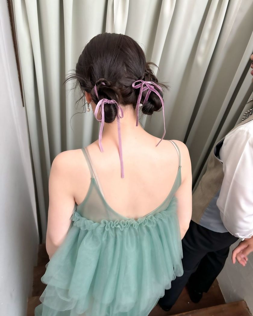 Trend x Trend ♡ A bridal hairstyle with twin chignons tied with ribbons looks like a cute bunny 🐰にて紹介している画像