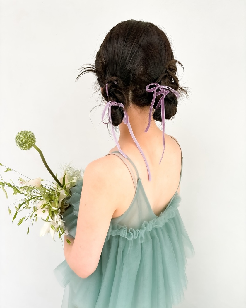 Trend x Trend ♡ A bridal hairstyle with twin chignons tied with ribbons looks like a cute bunny 🐰にて紹介している画像