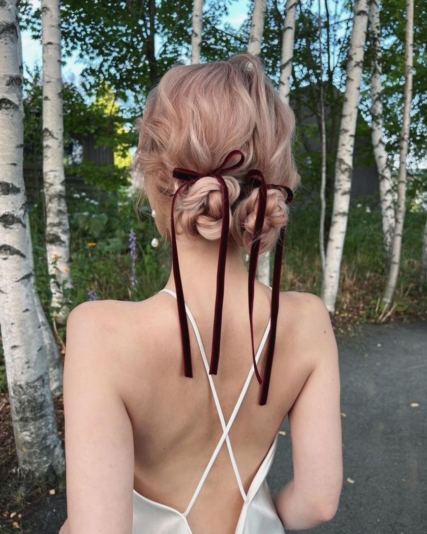 Trend x Trend ♡ A bridal hairstyle with twin chignons tied with ribbons looks like a cute bunny 🐰にて紹介している画像