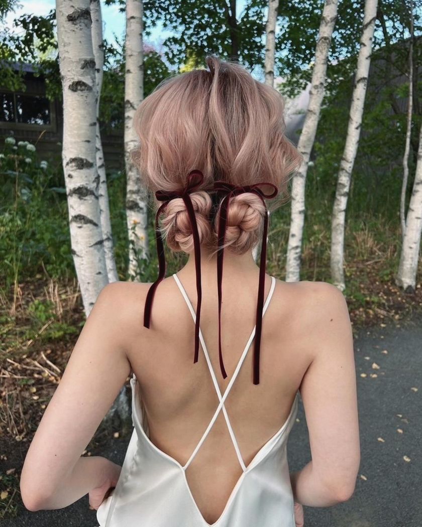 Trend x Trend ♡ A bridal hairstyle with twin chignons tied with ribbons looks like a cute bunny 🐰にて紹介している画像