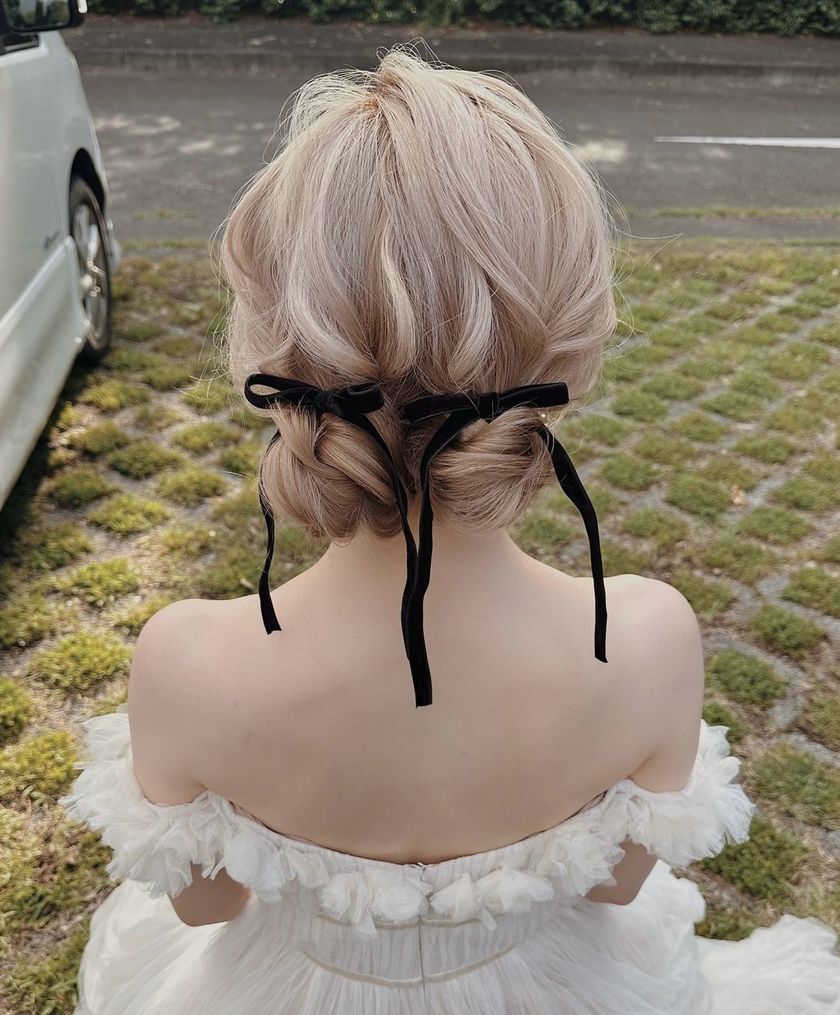 Trend x Trend ♡ A bridal hairstyle with twin chignons tied with ribbons looks like a cute bunny 🐰にて紹介している画像