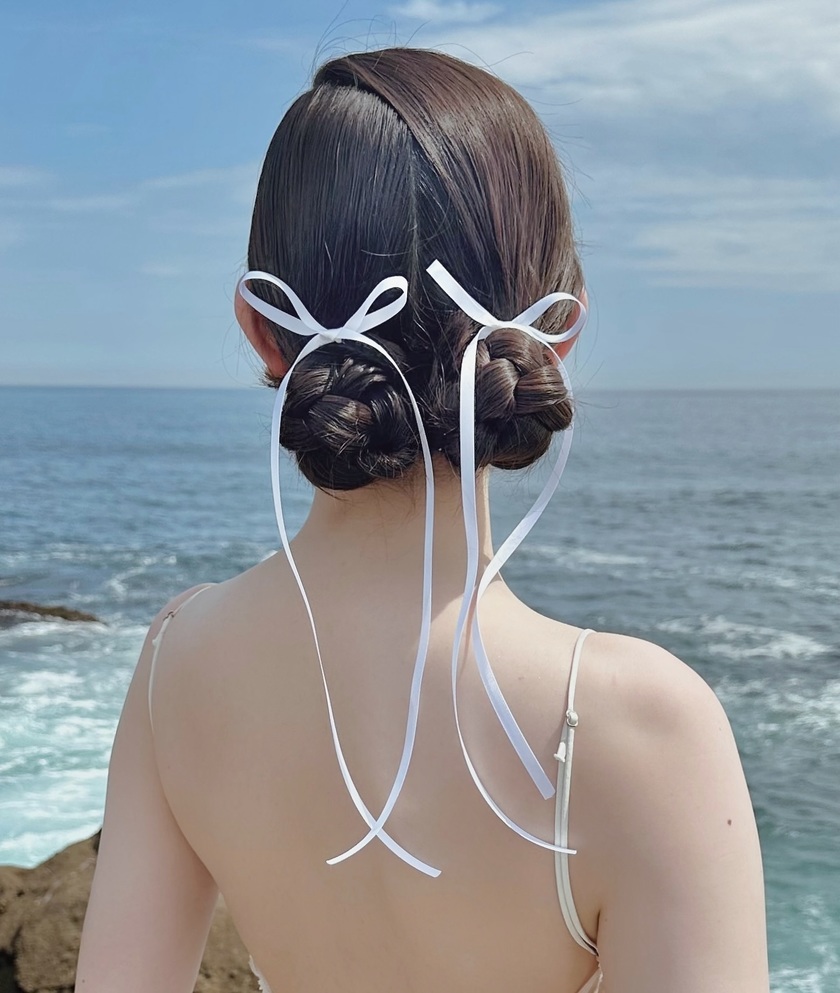 Trend x Trend ♡ A bridal hairstyle with twin chignons tied with ribbons looks like a cute bunny 🐰にて紹介している画像