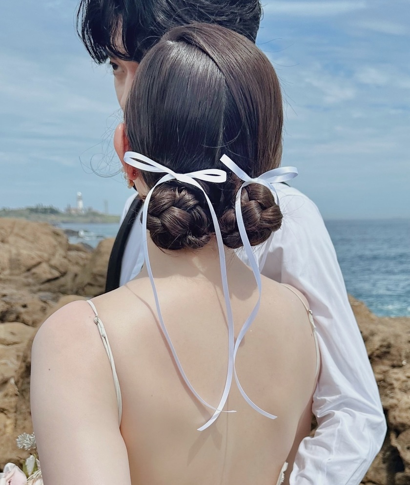 Trend x Trend ♡ A bridal hairstyle with twin chignons tied with ribbons looks like a cute bunny 🐰にて紹介している画像