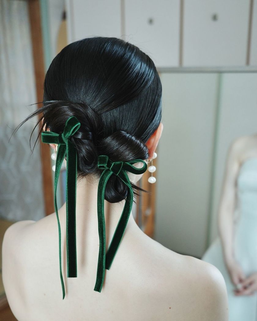 Trend x Trend ♡ A bridal hairstyle with twin chignons tied with ribbons looks like a cute bunny 🐰にて紹介している画像