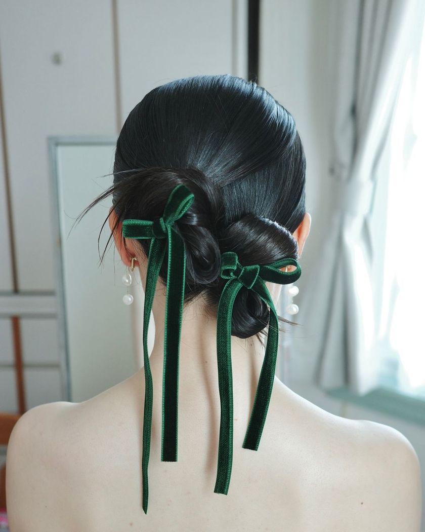 Trend x Trend ♡ A bridal hairstyle with twin chignons tied with ribbons looks like a cute bunny 🐰にて紹介している画像