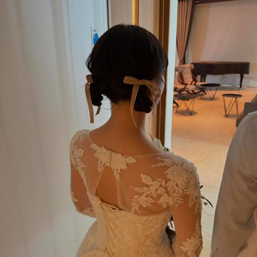 Trend x Trend ♡ A bridal hairstyle with twin chignons tied with ribbons looks like a cute bunny 🐰にて紹介している画像