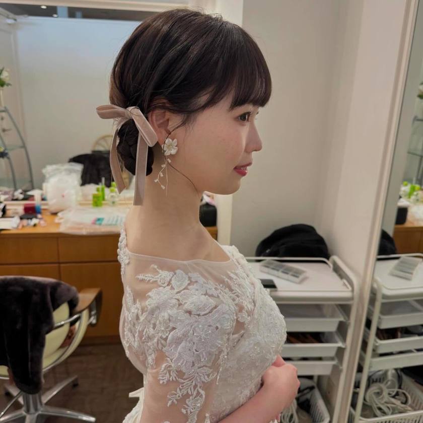 Trend x Trend ♡ A bridal hairstyle with twin chignons tied with ribbons looks like a cute bunny 🐰にて紹介している画像