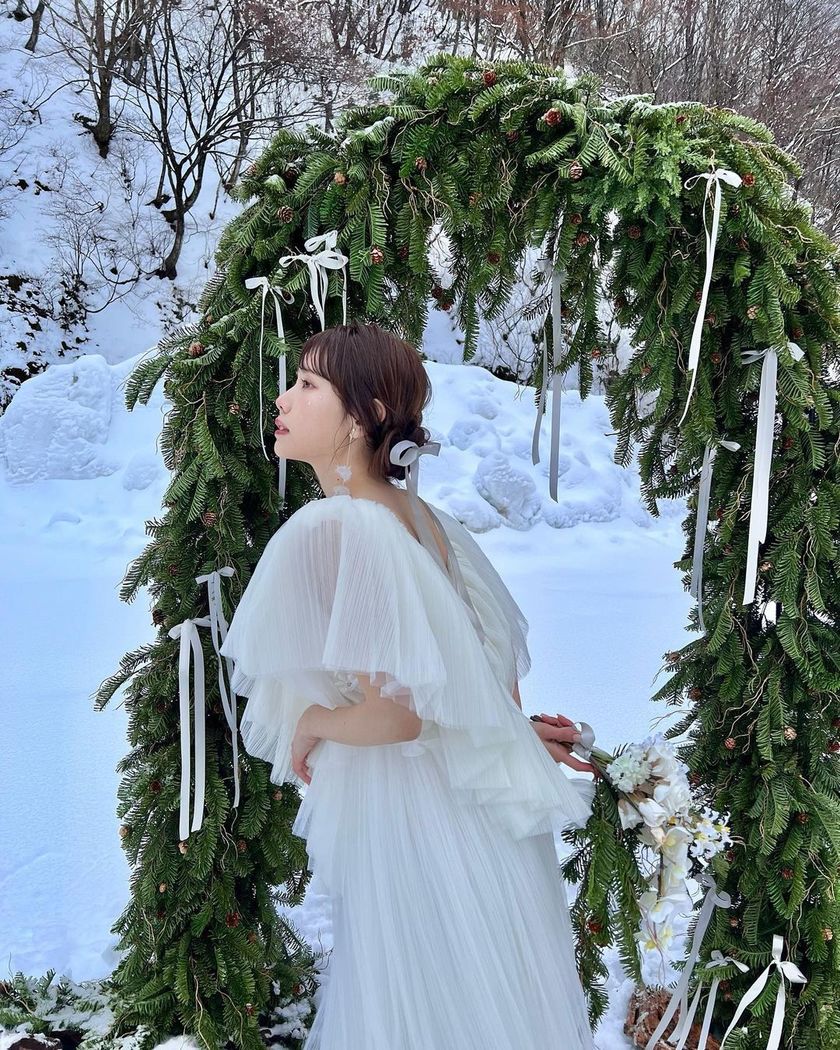 Trend x Trend ♡ A bridal hairstyle with twin chignons tied with ribbons looks like a cute bunny 🐰にて紹介している画像