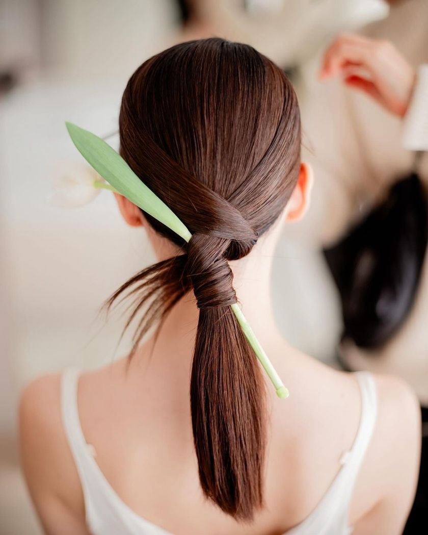 A lovely atmosphere that is cute ♡ Decorating with the whole stem and leaves is stylish "Tulip Hair" 🌷にて紹介している画像