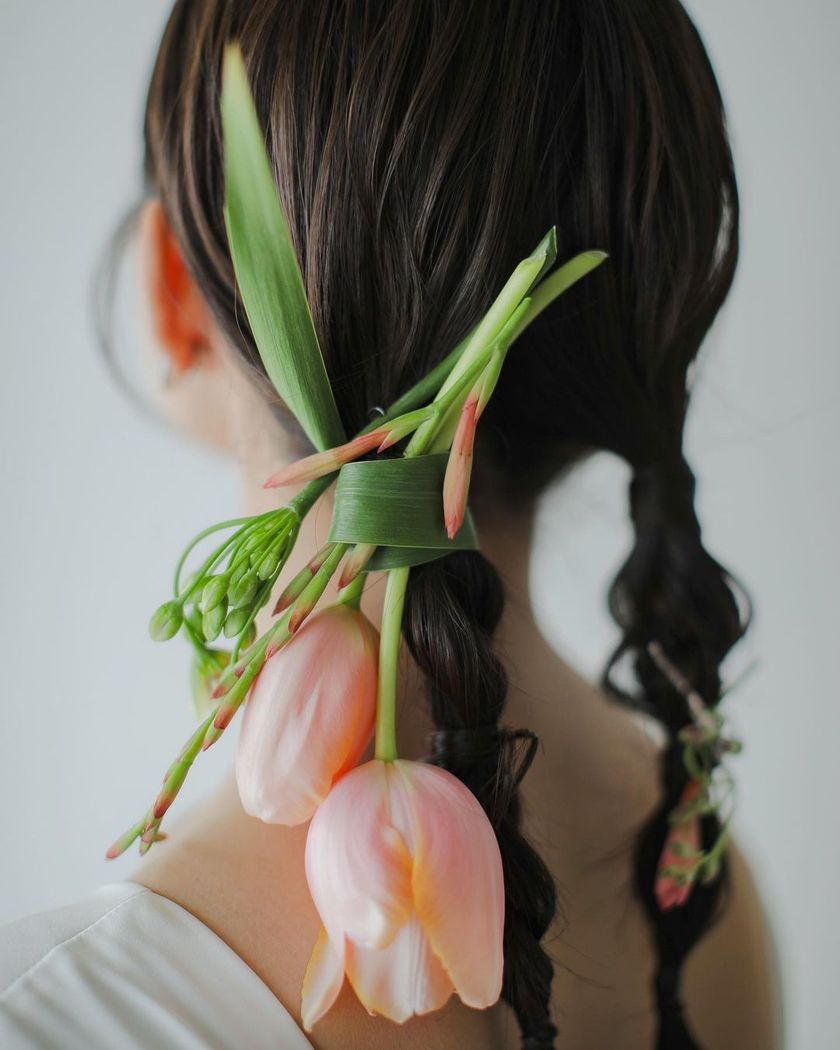 A lovely atmosphere that is cute ♡ Decorating with the whole stem and leaves is stylish "Tulip Hair" 🌷にて紹介している画像