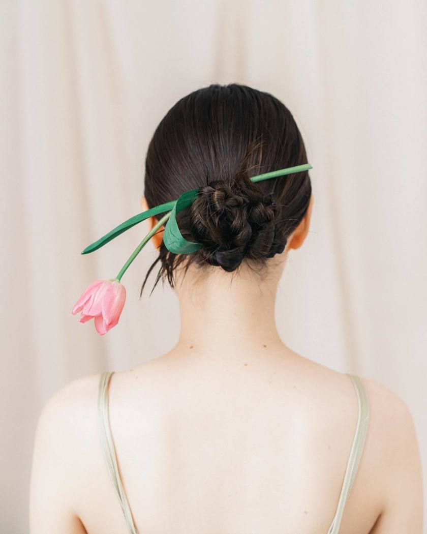 A lovely atmosphere that is cute ♡ Decorating with the whole stem and leaves is stylish "Tulip Hair" 🌷にて紹介している画像