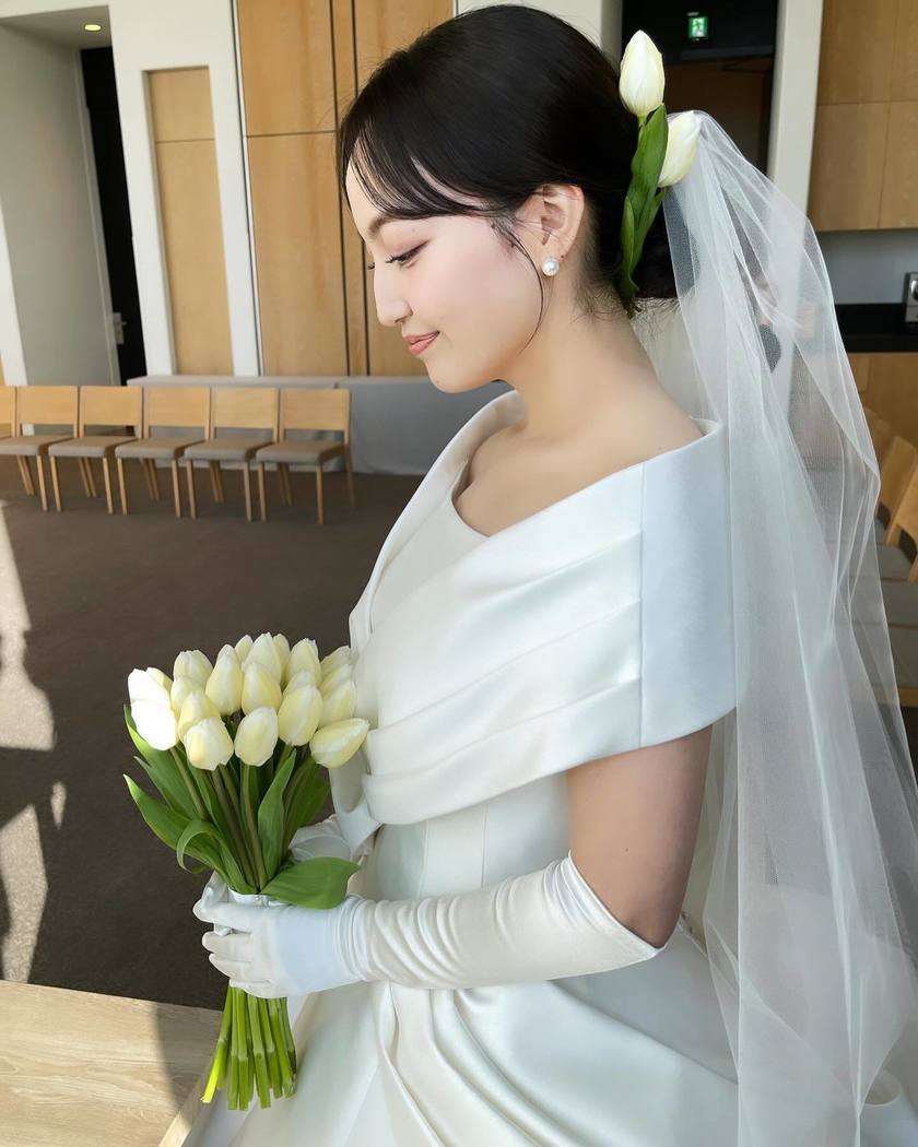 A lovely atmosphere that is cute ♡ Decorating with the whole stem and leaves is stylish "Tulip Hair" 🌷にて紹介している画像