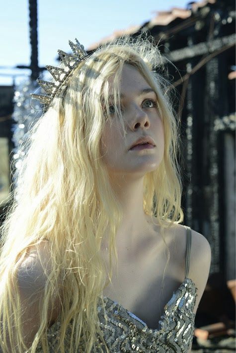 Translucent Beauty: Elle Fanning’s Dress Look is a Real-Life Princess!にて紹介している画像