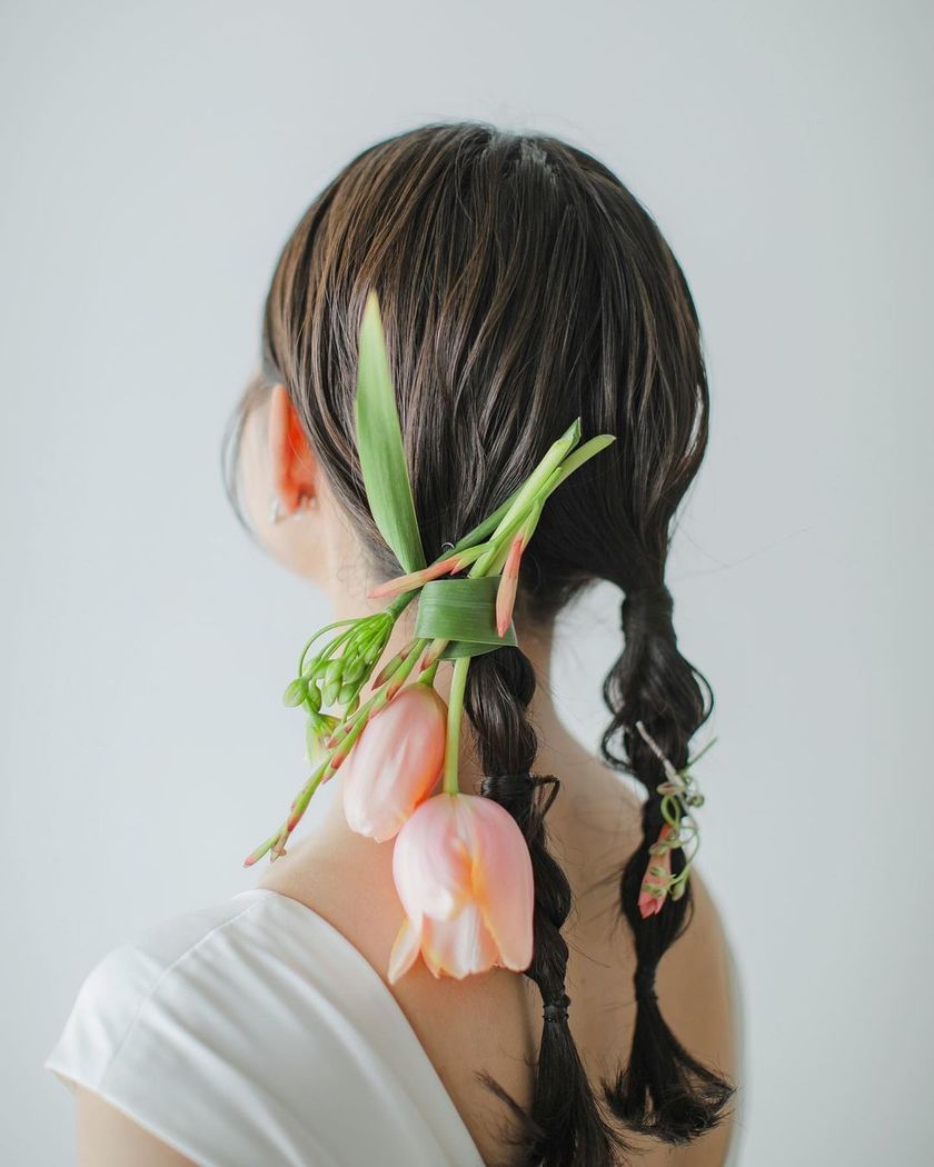 A lovely atmosphere that is cute ♡ Decorating with the whole stem and leaves is stylish "Tulip Hair" 🌷にて紹介している画像